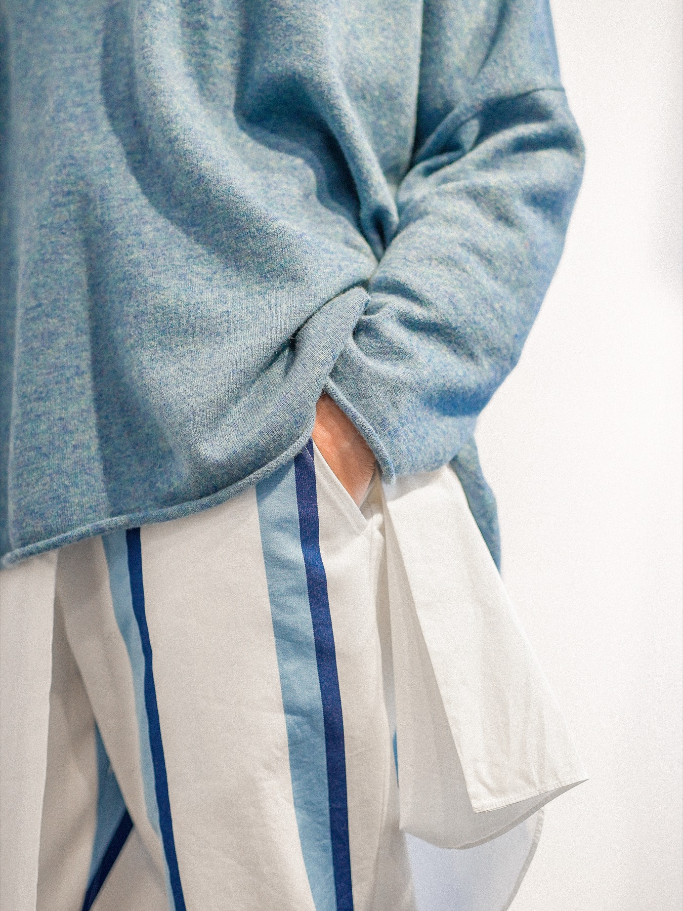 Blauer Strickpullover mit Hand in der Tasche — Detail