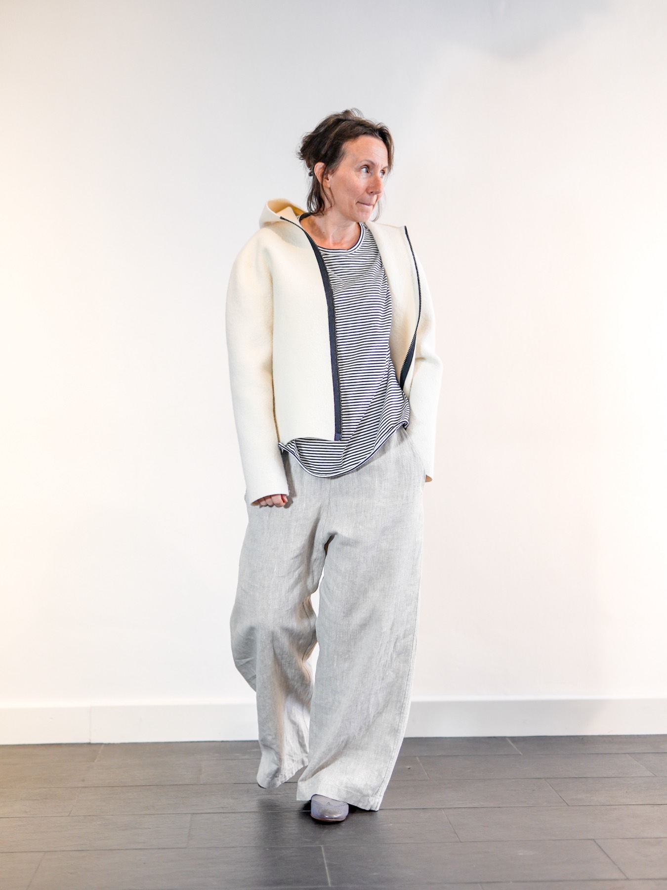 Helles Outfit mit Wollweste und Leinen-Hose